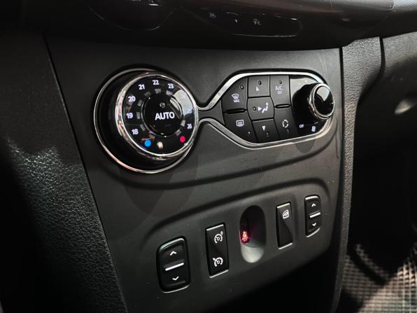 Renault Sandero II с пробегом 2017 года, цена 980 000 рублей, 136082 км, хэтчбек, Автокод Объявления