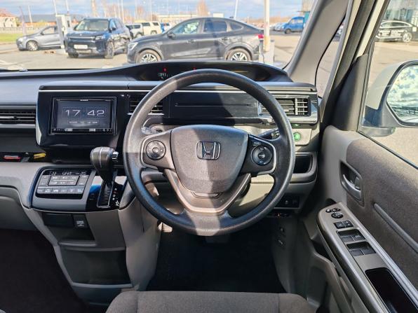 Honda Stepwgn V с пробегом 2015 года, цена 1 659 000 рублей, 136010 км, минивэн, Автокод Объявления