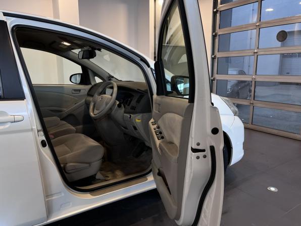 Toyota ISis I Рестайлинг с пробегом 2015 года, цена 1 270 000 рублей, 199321 км, компактвэн, Автокод Объявления