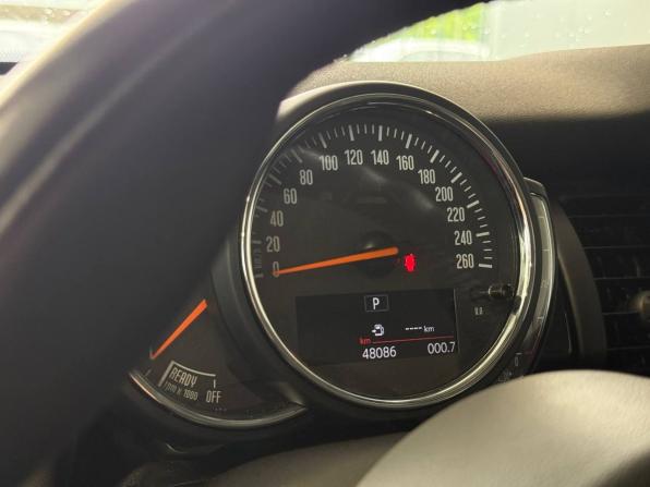 Mini Hatch III (F55/F56) Рестайлинг с пробегом 2019 года, цена 1 655 000 рублей, 48086 км, хэтчбек, Автокод Объявления