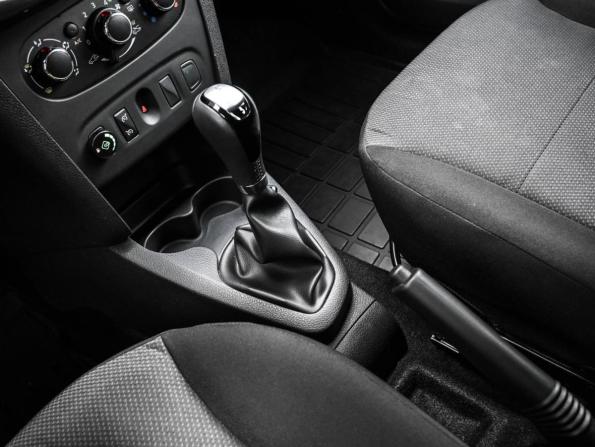 Renault Sandero II с пробегом 2015 года, цена 889 000 рублей, 24455 км, хэтчбек, Автокод Объявления