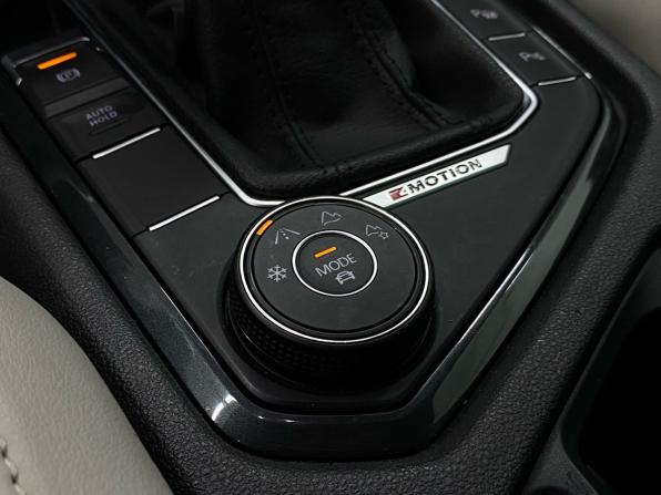 Volkswagen Tiguan II Рестайлинг с пробегом 2021 года, цена 2 695 000 рублей, 97910 км, внедорожник, Автокод Объявления