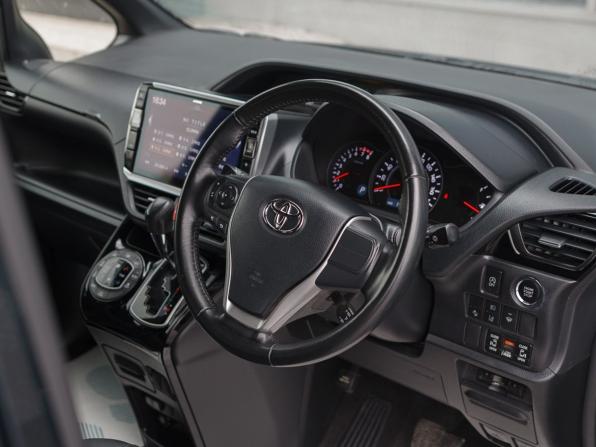 Toyota Noah III (R80) Рестайлинг с пробегом 2018 года, цена 2 300 000 рублей, 133048 км, минивэн, Автокод Объявления