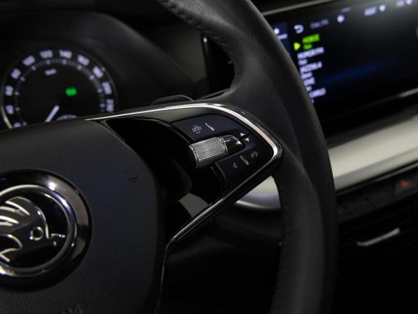 Skoda Octavia IV (A8) с пробегом 2021 года, цена 2 360 000 рублей, 49122 км, лифтбек, Автокод Объявления