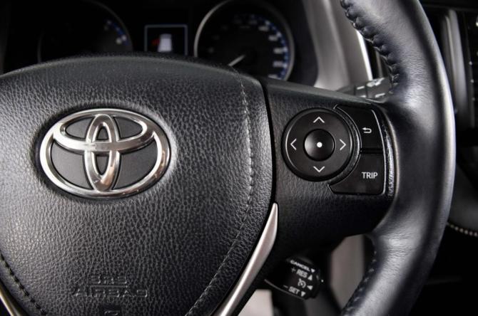 Toyota RAV4 IV (XA40) Рестайлинг с пробегом 2017 года, цена 2 849 000 рублей, 87000 км, внедорожник, Автокод Объявления