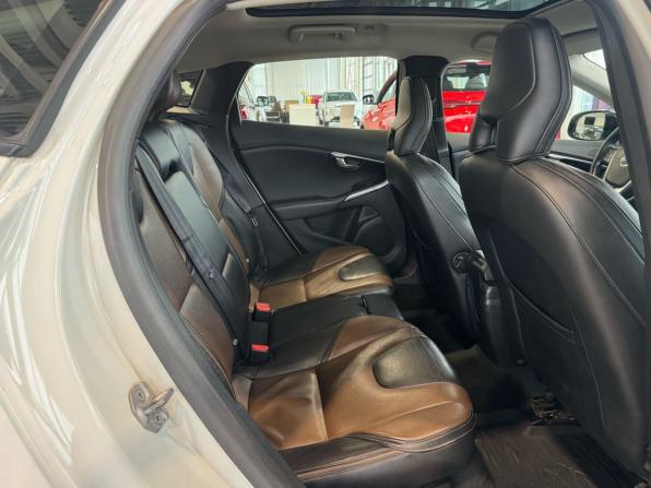 Volvo V40 Cross Country I с пробегом 2014 года, цена 1 610 000 рублей, 117110 км, хэтчбек, Автокод Объявления