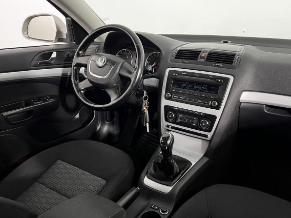 Skoda Octavia II (A5) Рестайлинг с пробегом 2011 года, цена 949 000 рублей, 172356 км, лифтбек, Автокод Объявления