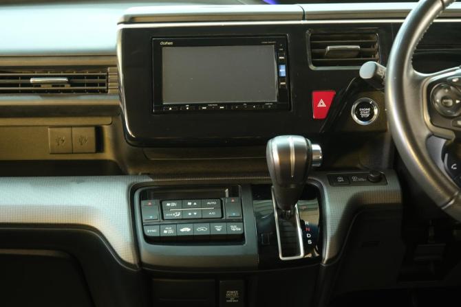 Honda Stepwgn V Рестайлинг с пробегом 2018 года, цена 2 299 000 рублей, 110000 км, минивэн, Автокод Объявления