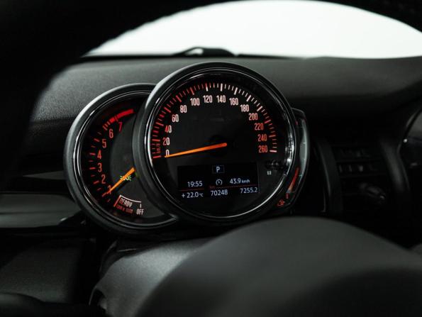 Mini Hatch III (F55/F56) Рестайлинг с пробегом 2021 года, цена 2 289 000 рублей, 70244 км, хэтчбек, Автокод Объявления