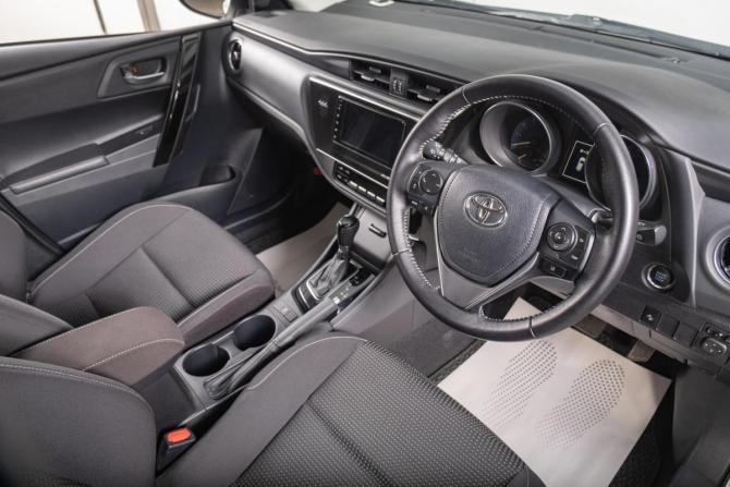 Toyota Auris II Рестайлинг с пробегом 2016 года, цена 1 649 000 рублей, 20000 км, хэтчбек, Автокод Объявления