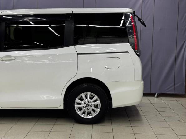 Toyota Noah III (R80) Рестайлинг с пробегом 2017 года, цена 1 949 000 рублей, 162000 км, минивэн, Автокод Объявления