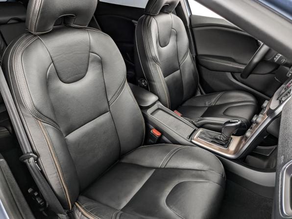 Volvo V40 II Рестайлинг с пробегом 2019 года, цена 2 260 000 рублей, 28752 км, хэтчбек, Автокод Объявления