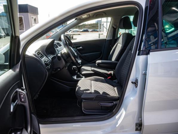 Volkswagen Polo V Рестайлинг с пробегом 2018 года, цена 1 320 000 рублей, 157321 км, седан, Автокод Объявления