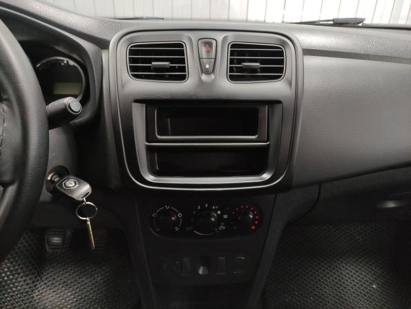 Renault Logan II с пробегом 2017 года, цена 395 000 рублей, 181444 км, седан, Автокод Объявления