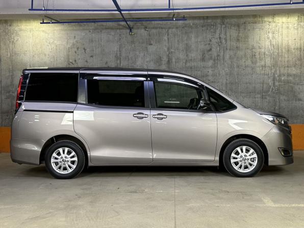 Toyota Noah III (R80) Рестайлинг с пробегом 2019 года, цена 2 799 000 рублей, 48005 км, минивэн, Автокод Объявления