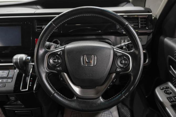 Honda Stepwgn V с пробегом 2015 года, цена 1 799 000 рублей, 132723 км, минивэн, Автокод Объявления