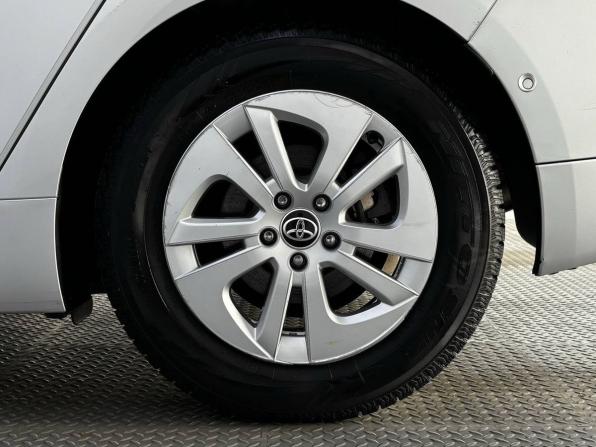 Toyota Prius IV (XW50) с пробегом 2017 года, цена 1 680 000 рублей, 152000 км, лифтбек, Автокод Объявления