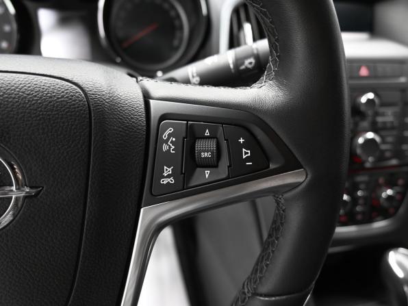 Opel Astra J Рестайлинг с пробегом 2013 года, цена 1 245 000 рублей, 48726 км, седан, Автокод Объявления