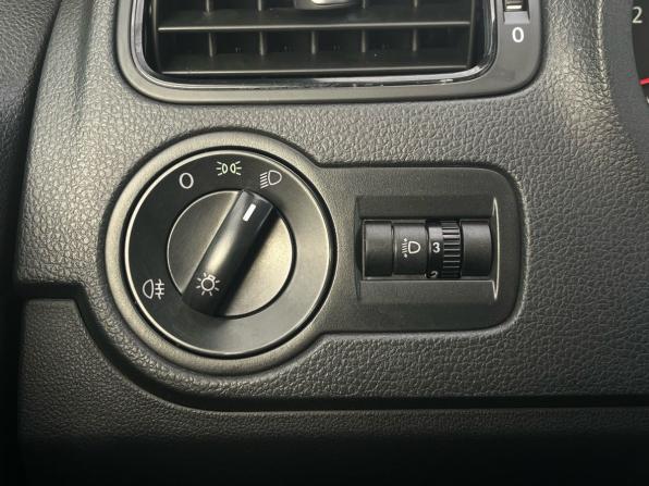 Volkswagen Polo V Рестайлинг с пробегом 2019 года, цена 1 090 000 рублей, 153000 км, седан, Автокод Объявления