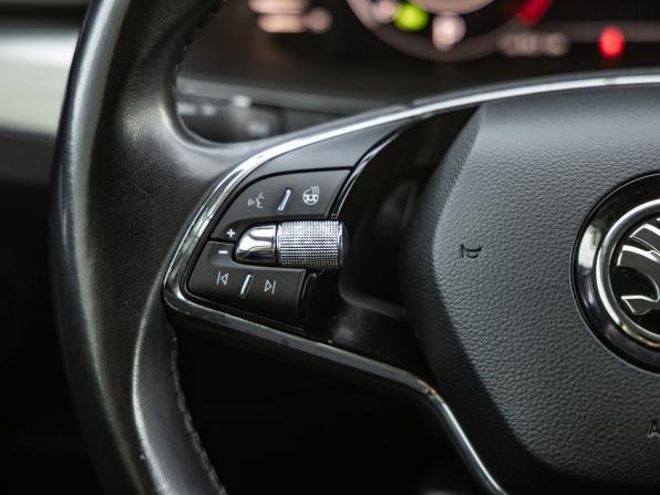 Skoda Superb III Рестайлинг с пробегом 2021 года, цена 2 698 000 рублей, 73979 км, лифтбек, Автокод Объявления