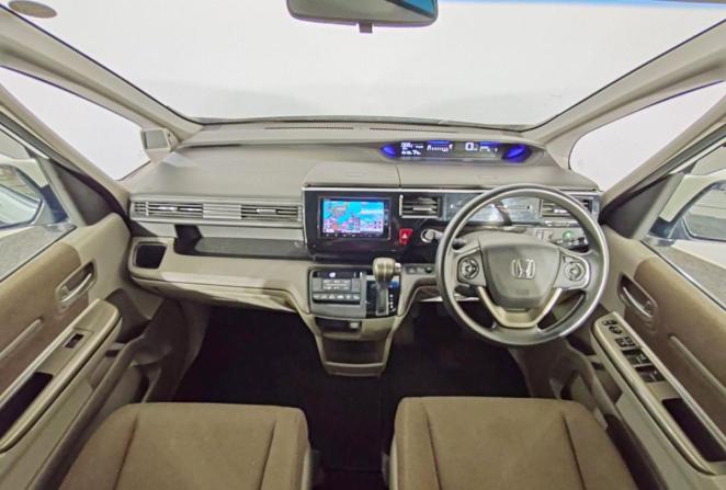 Honda Stepwgn V с пробегом 2016 года, цена 1 870 000 рублей, 155200 км, минивэн, Автокод Объявления