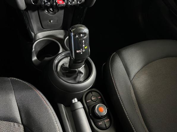 Mini Hatch III (F55/F56) Рестайлинг с пробегом 2019 года, цена 1 749 900 рублей, 68940 км, хэтчбек, Автокод Объявления