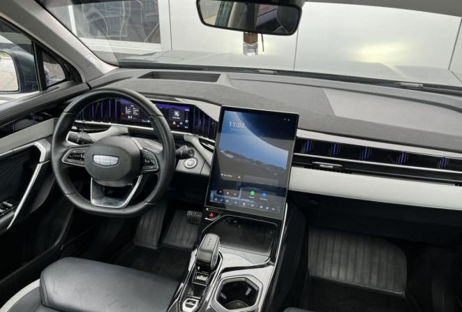 Geely Atlas II с пробегом 2024 года, цена 2 990 000 рублей, 51644 км, внедорожник, Автокод Объявления