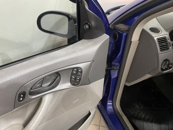 Ford Focus I Рестайлинг (North America) с пробегом 2004 года, цена 234 000 рублей, 178000 км, седан, Автокод Объявления