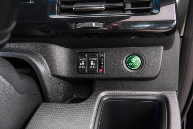 Honda Stepwgn V Рестайлинг с пробегом 2018 года, цена 2 239 000 рублей, 80000 км, минивэн, Автокод Объявления