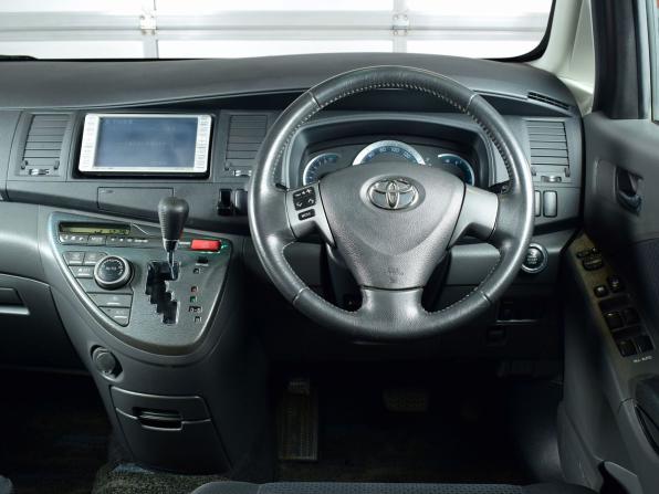 Toyota ISis I Рестайлинг с пробегом 2010 года, цена 1 269 995 рублей, 104015 км, компактвэн, Автокод Объявления