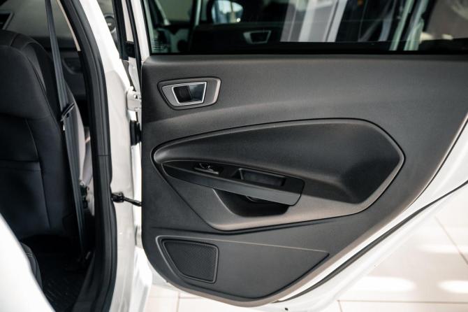 Ford Fiesta Mk6 Рестайлинг с пробегом 2018 года, цена 960 000 рублей, 90700 км, хэтчбек, Автокод Объявления