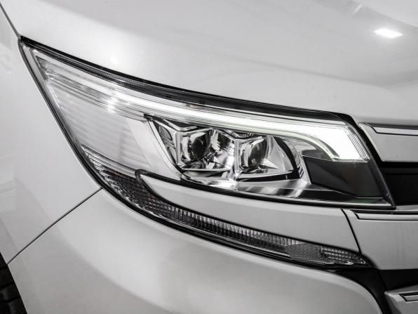Toyota Noah III (R80) Рестайлинг с пробегом 2018 года, цена 2 500 000 рублей, 130300 км, минивэн, Автокод Объявления