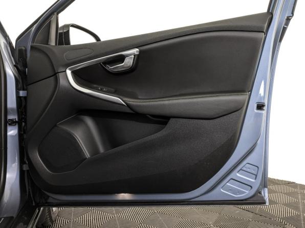 Volvo V40 II Рестайлинг с пробегом 2019 года, цена 2 260 000 рублей, 28752 км, хэтчбек, Автокод Объявления