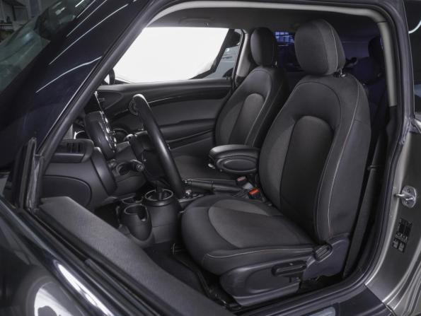 Mini Hatch III (F55/F56) Рестайлинг с пробегом 2018 года, цена 2 099 000 рублей, 66501 км, хэтчбек, Автокод Объявления