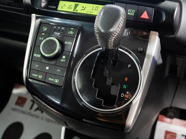 Toyota Wish II Рестайлинг с пробегом 2012 года, цена 1 149 500 рублей, 224846 км, минивэн, Автокод Объявления