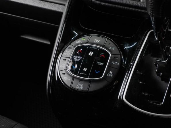 Toyota Noah III (R80) Рестайлинг с пробегом 2018 года, цена 2 550 000 рублей, 64392 км, минивэн, Автокод Объявления
