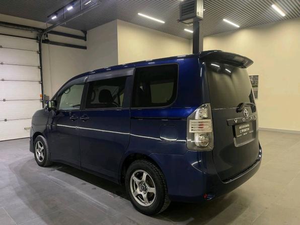 Toyota Voxy II (R70) с пробегом 2009 года, цена 1 050 000 рублей, 292029 км, минивэн, Автокод Объявления