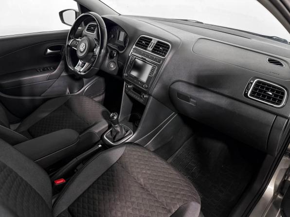 Volkswagen Polo V Рестайлинг с пробегом 2018 года, цена 1 017 900 рублей, 82474 км, седан, Автокод Объявления
