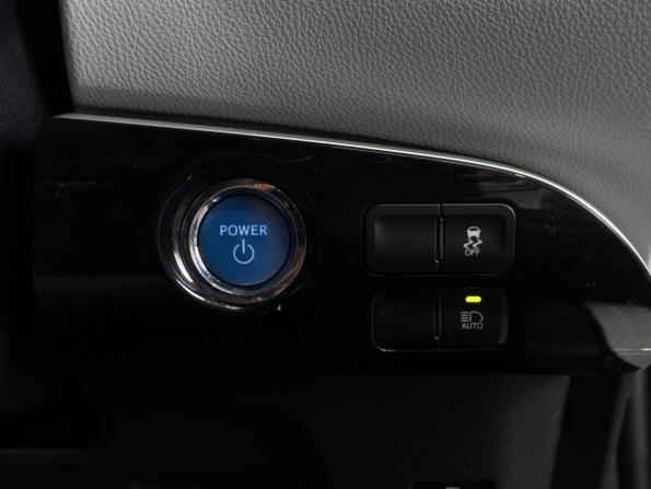 Toyota Prius IV (XW50) с пробегом 2016 года, цена 1 735 000 рублей, 184751 км, лифтбек, Автокод Объявления