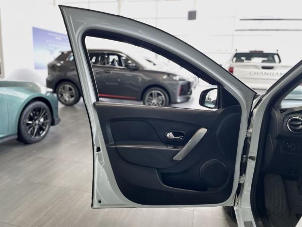 Renault Logan II Рестайлинг с пробегом 2018 года, цена 749 900 рублей, 115800 км, седан, Автокод Объявления