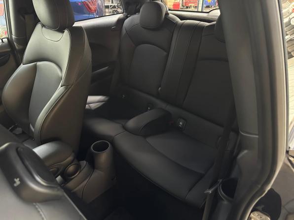 Mini Hatch III (F55/F56) Рестайлинг с пробегом 2020 года, цена 2 120 000 рублей, 85157 км, хэтчбек, Автокод Объявления