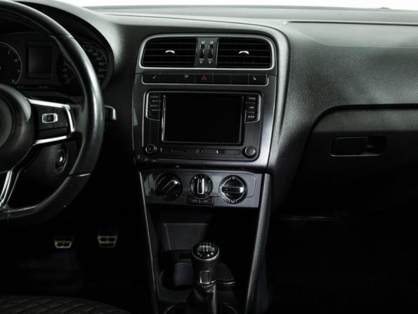 Volkswagen Polo V Рестайлинг с пробегом 2018 года, цена 1 099 777 рублей, 74278 км, седан, Автокод Объявления