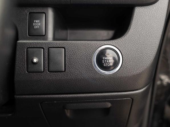 Toyota Voxy II (R70) Рестайлинг с пробегом 2011 года, цена 1 260 000 рублей, 246165 км, минивэн, Автокод Объявления