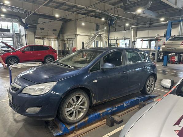 Opel Astra J с пробегом 2011 года, цена 270 000 рублей, 211000 км, хэтчбек, Автокод Объявления