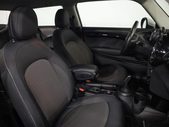 Mini Hatch III (F55/F56) Рестайлинг с пробегом 2018 года, цена 2 129 000 рублей, 60000 км, хэтчбек, Автокод Объявления