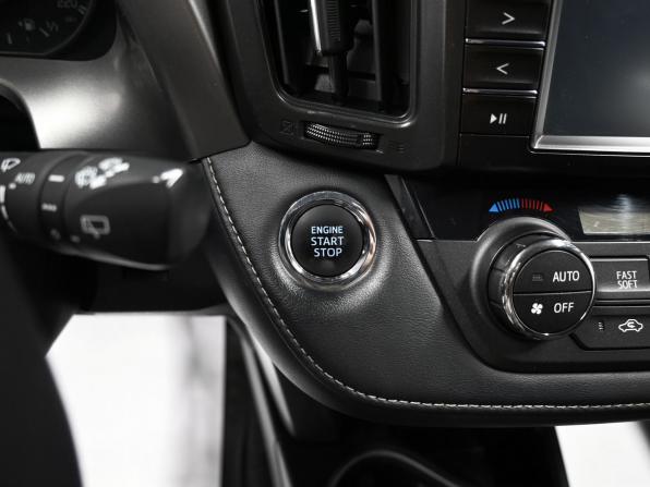Toyota RAV4 IV (XA40) Рестайлинг с пробегом 2018 года, цена 2 295 000 рублей, 143399 км, внедорожник, Автокод Объявления