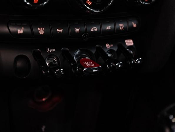 Mini Hatch III (F55/F56) Рестайлинг с пробегом 2019 года, цена 3 099 700 рублей, 52811 км, хэтчбек, Автокод Объявления