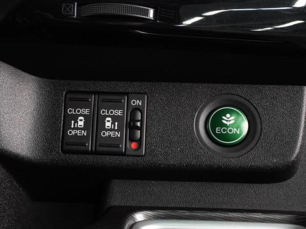 Honda Stepwgn V Рестайлинг с пробегом 2017 года, цена 2 589 000 рублей, 99376 км, минивэн, Автокод Объявления