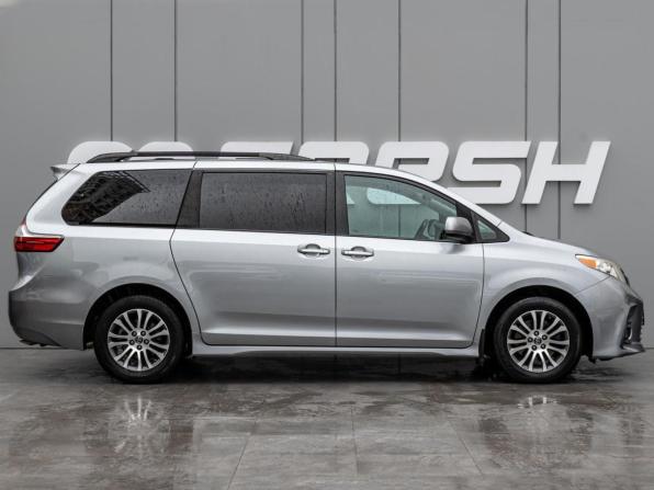 Toyota Sienna III Рестайлинг 2 с пробегом 2017 года, цена 3 170 000 рублей, 258172 км, минивэн, Автокод Объявления