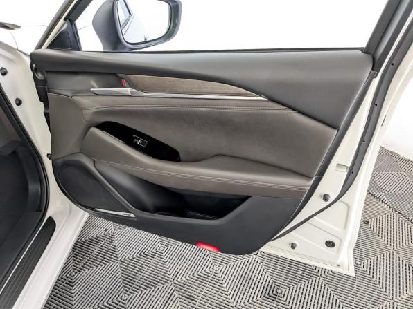 Mazda 6 III (GJ) Рестайлинг 2 с пробегом 2021 года, цена 3 300 000 рублей, 33670 км, седан, Автокод Объявления